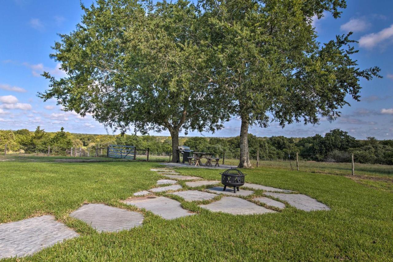 Peaceful Schulenburg Farmhouse With Fire Pit And Grill Kültér fotó